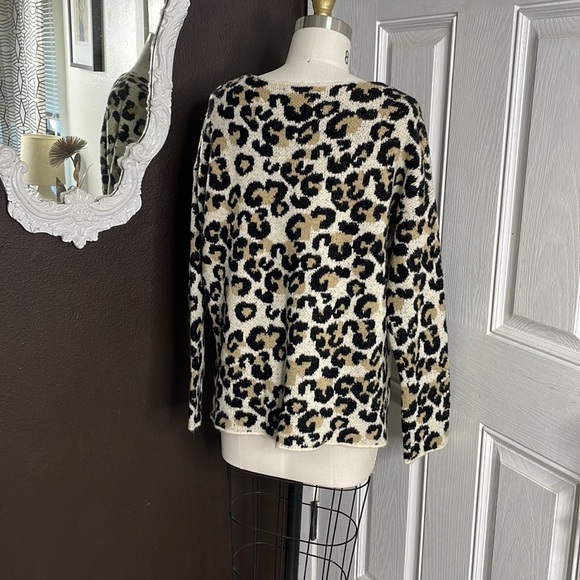 Central Park West light leopard print split hem super soft sweater. Size Medium - Picture 6 of 11